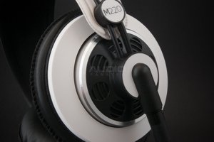 AKG M220