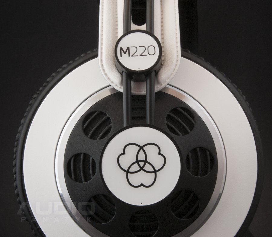 AKG M220