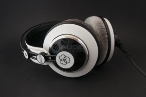 AKG M220