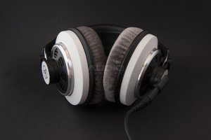 AKG M220