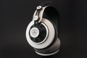 AKG M220