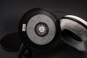 AKG M220