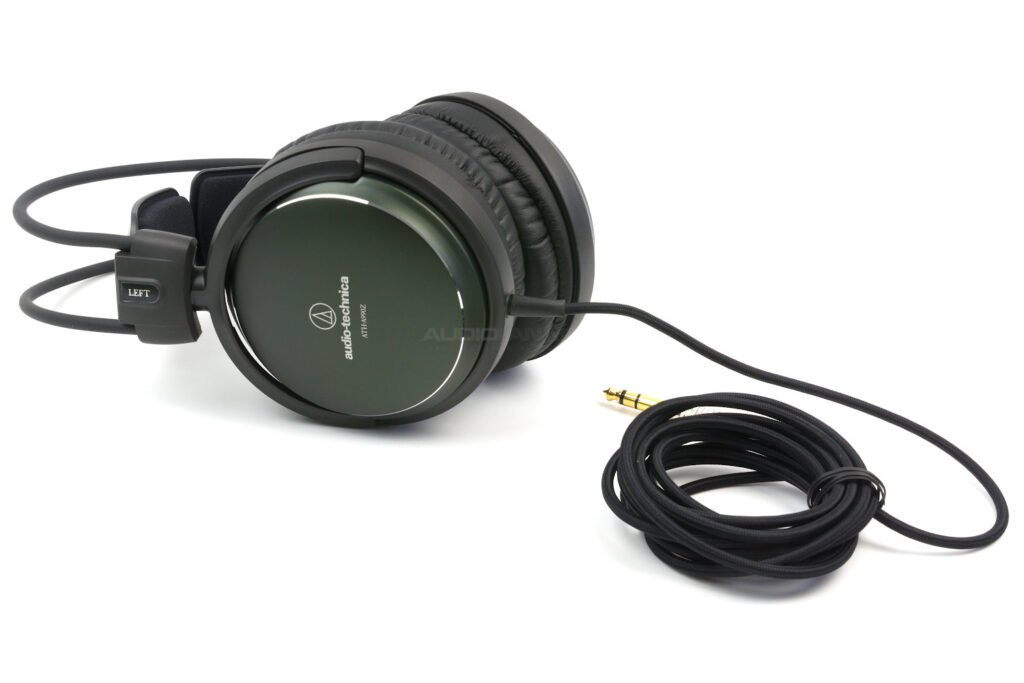 Zdjęcie słuchawek Audio-Technica ATH-A990Z ze zwiniętym kablem