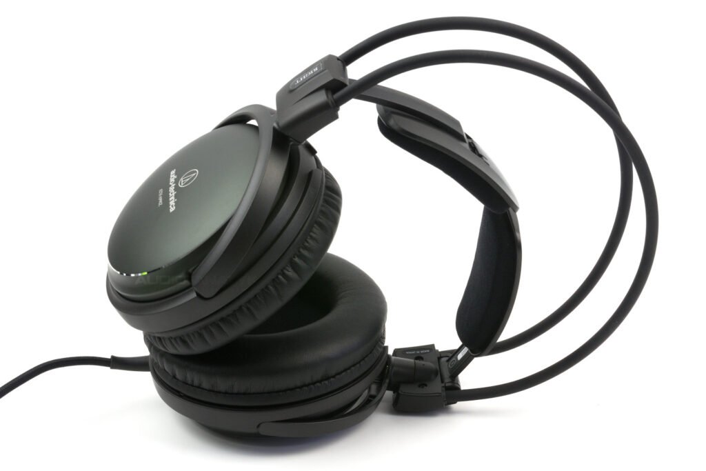Zdjęcie Audio-Technica ATH-A990Z leżących bokiem do użytkownika.