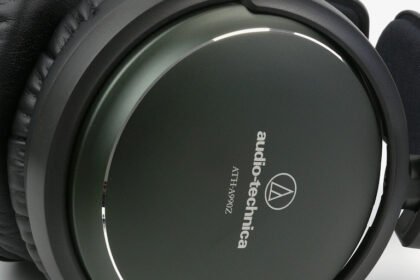 Słuchawki Audio-Technica ATH-A990Z z bardzo wygodnymi padami i aluminiowymi kopułami.