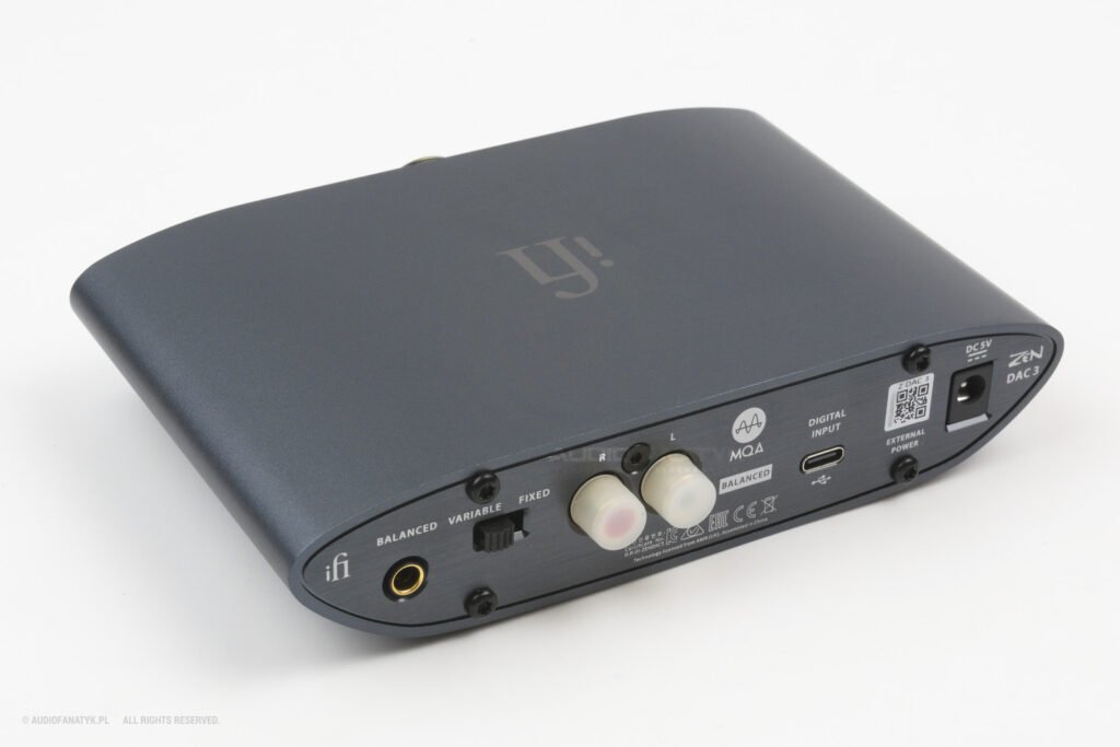 iFi Zen DAC 3 na stole widziany z tyłu