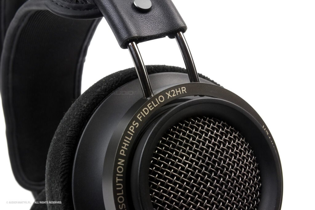 Zbliżenie na maskownicę przetwornika w Philips Fidelio X2HR