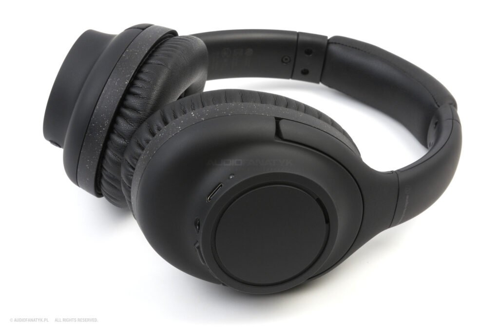 Audio-Technica ATH-S300BT leżące na stole od strony lewej muszli.