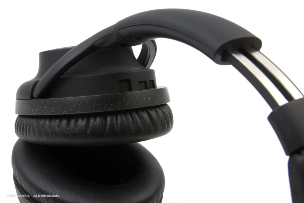 Zbliżenie na otwory systemu adaptacyjnego ANC w słuchawkach Audio-Technica.