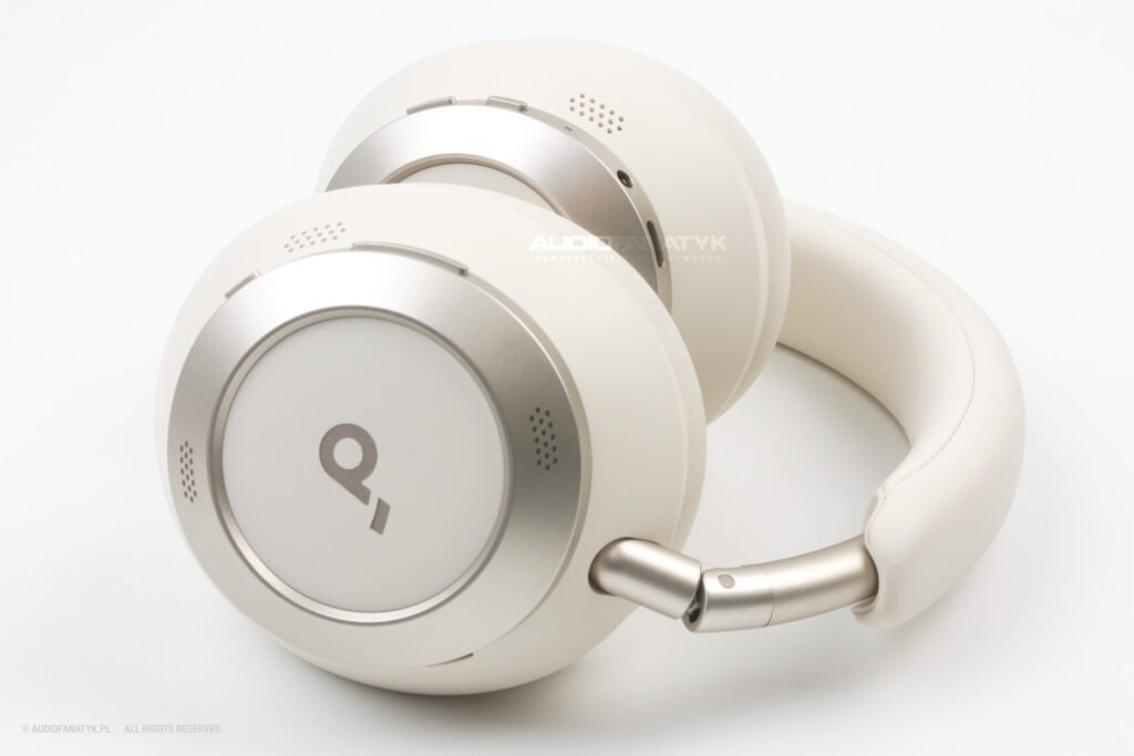 Częściowo złożone Soundcore Space One Pro na białym tle