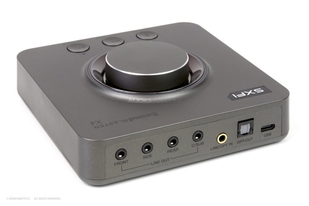 Tylne wyjścia w Sound Blaster X4