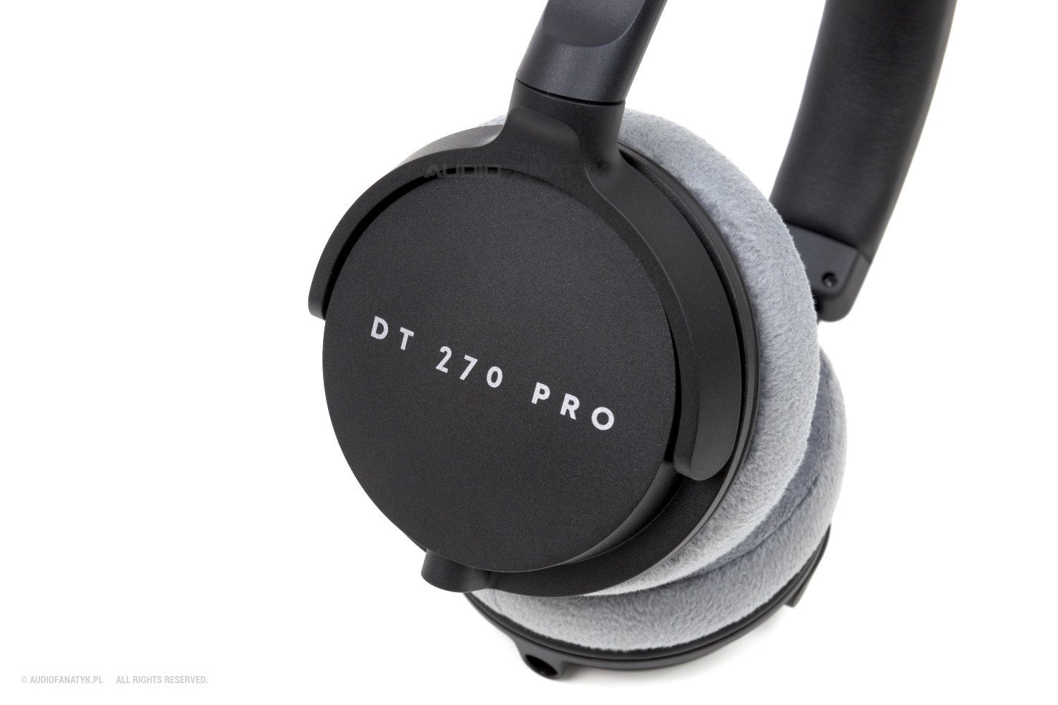 Emblemat modelu na boku muszli