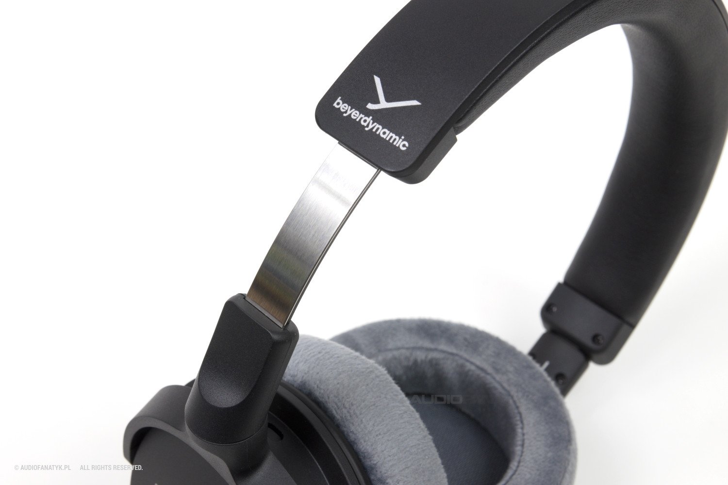 Metalowe wzmocnienie mechanizmu wysuwania pałąka.