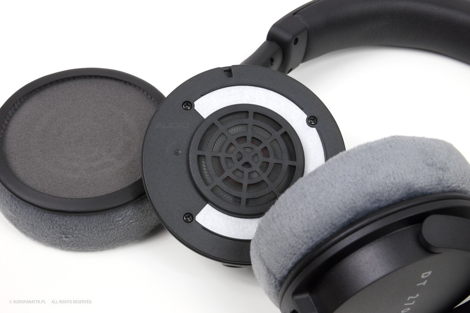 Przetwornik słuchawek Beyerdynamic DT 270 PRO wraz z widoczną gąbką padów