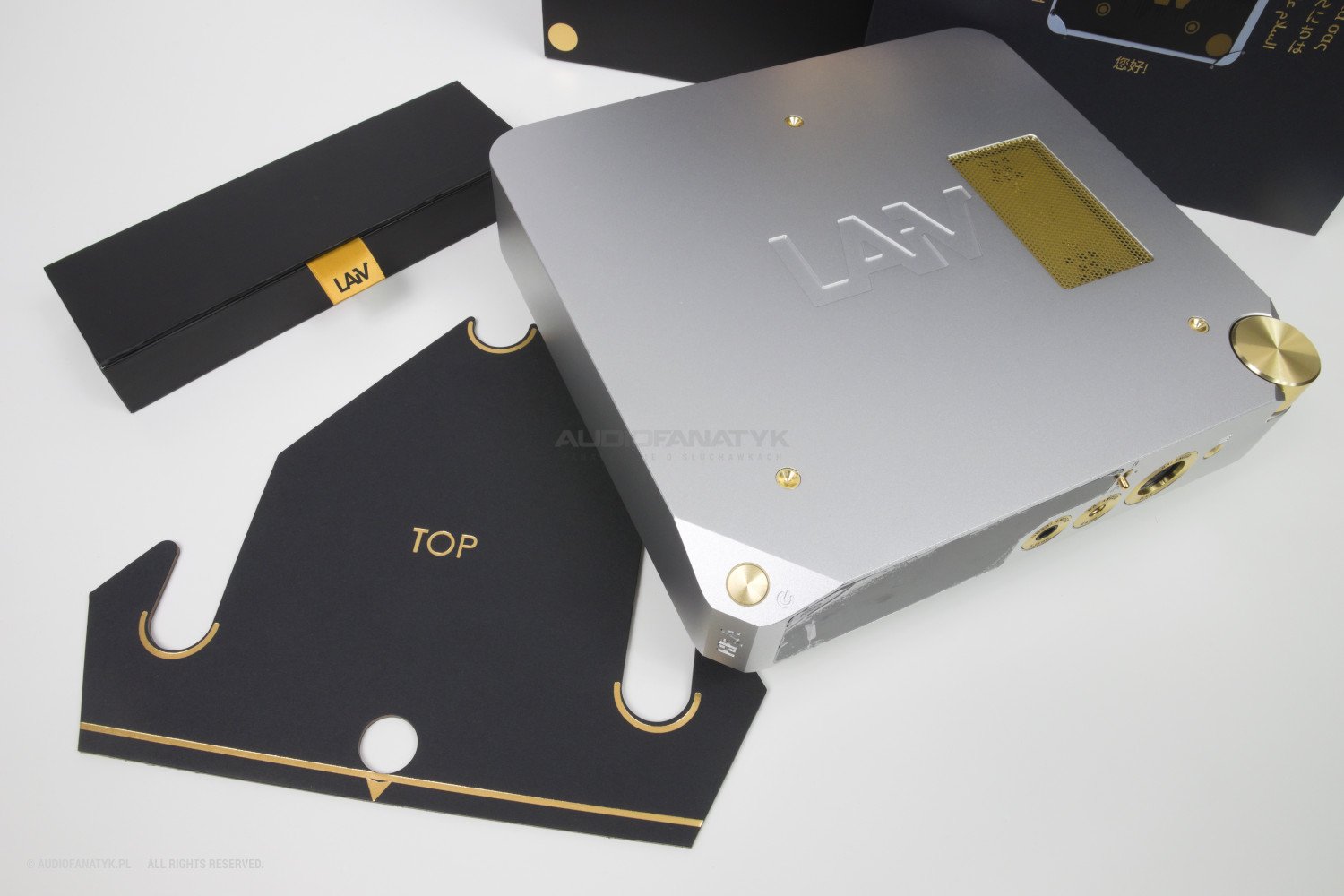 Urządzenie oraz jego narzędzie do pozycjonowania nóżek