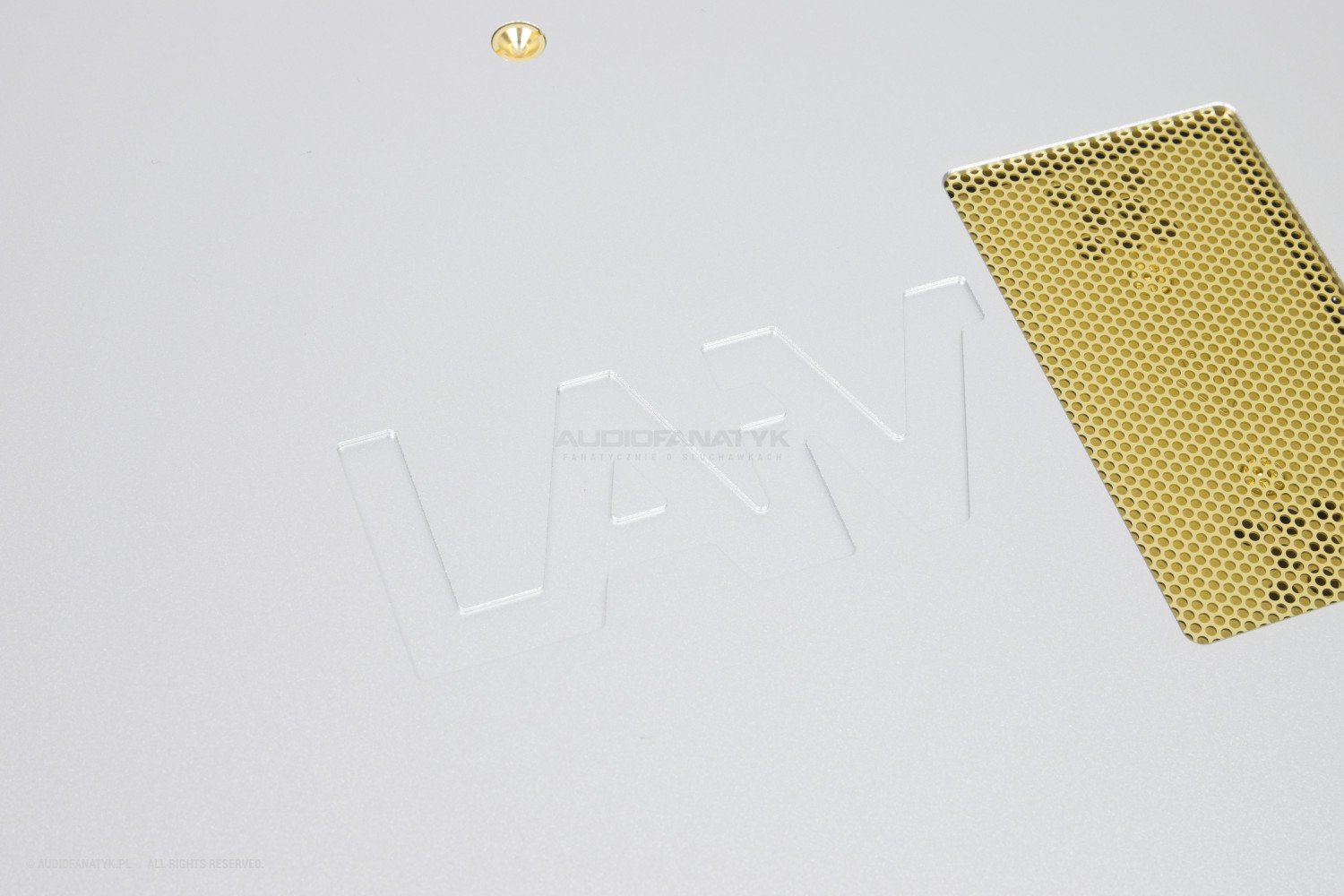 Logo producenta wytłoczone na pokrywie