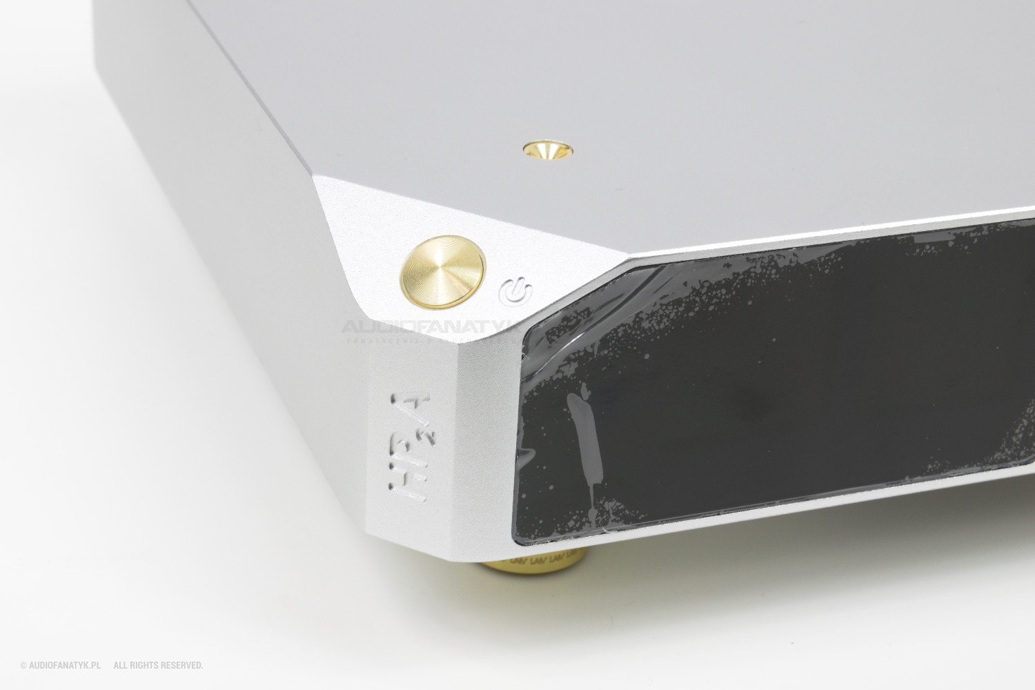 Włącznik oraz widoczna folia ochronna na ekranie