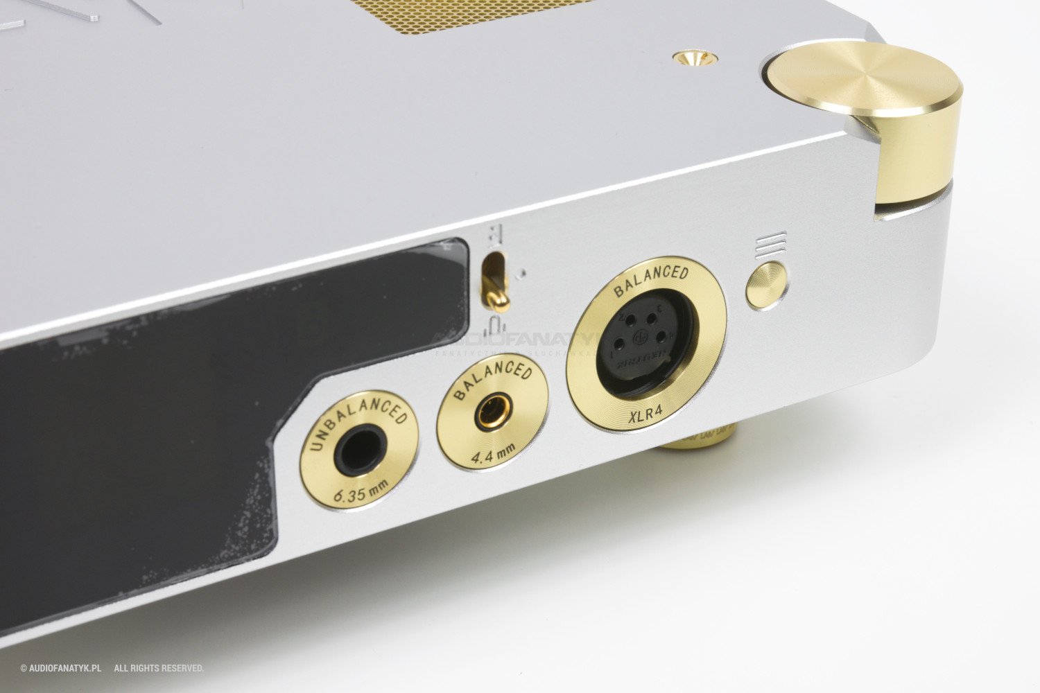 Zbliżenie na gniazda zbalansowane i standardowe od frontu