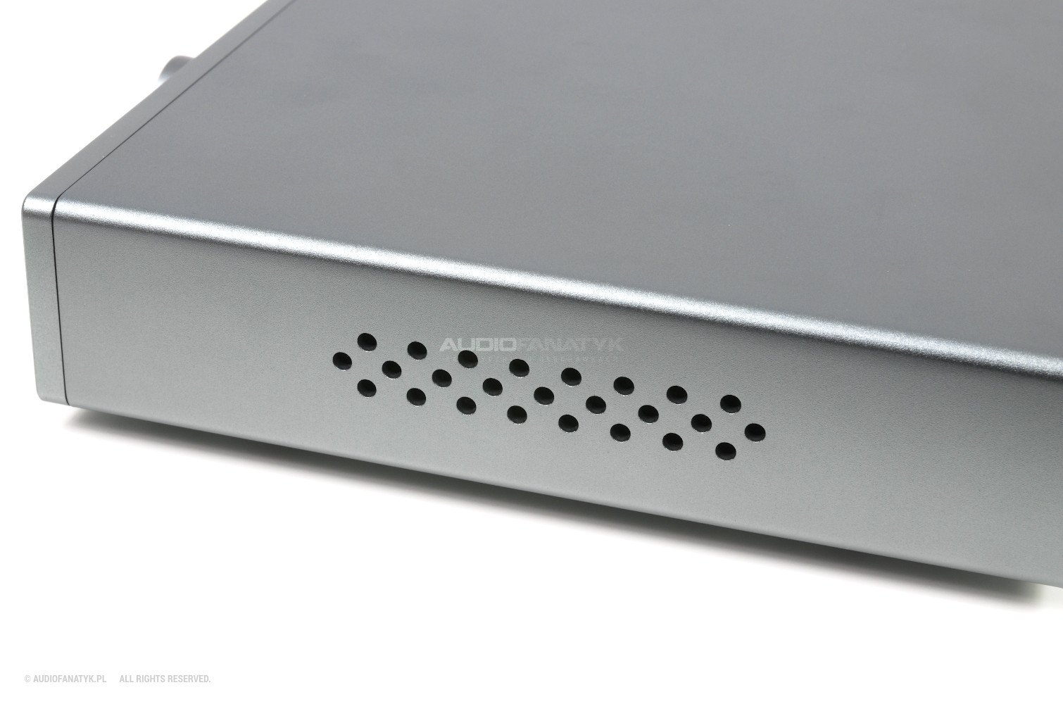 Otwory wentylacyjne znajdujące się po bokach i pod spodem