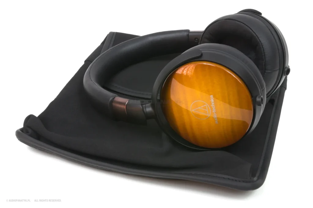 Słuchawki Audio-Technica leżące na etui