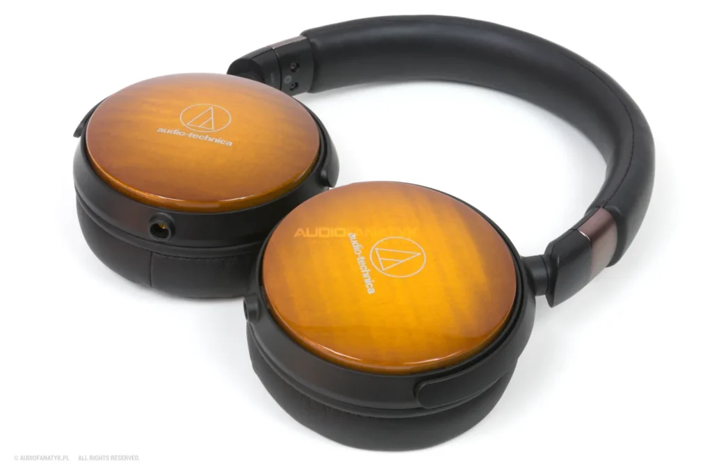 Odwrócone słuchawki kompaktowe leżące płasko na stole