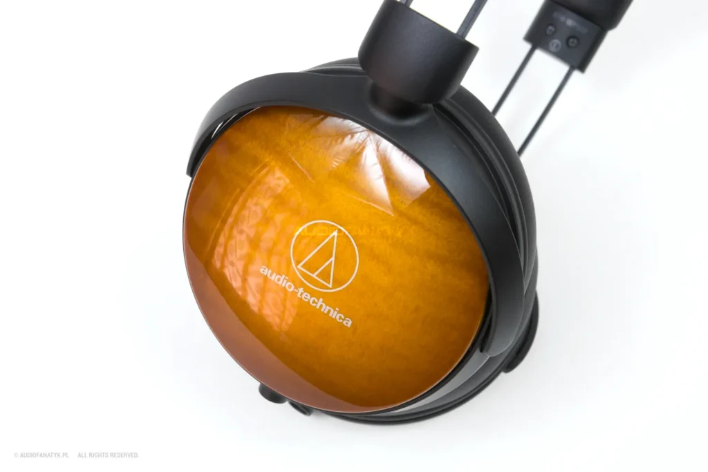 Lakier na puszkach drewnianych.