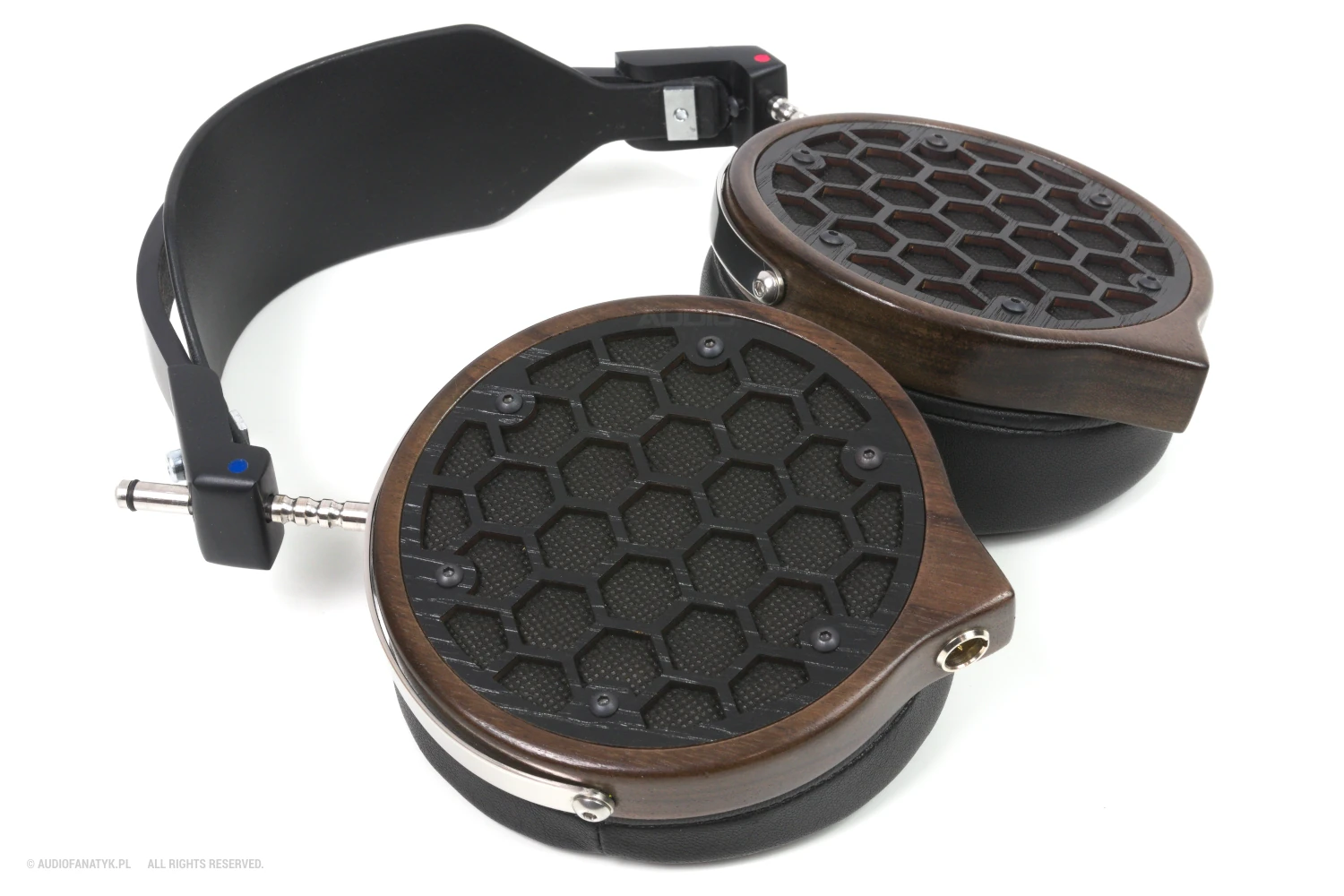 Sash Tres SE leżące na stole