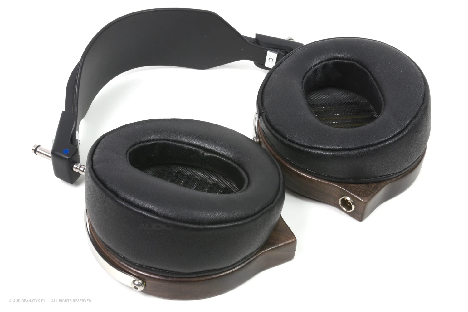 Sash Tres SE odwrócone padami do góry