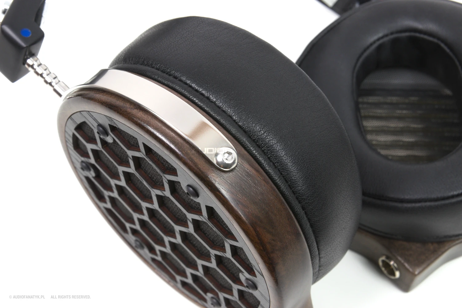 Widełki ze stali nierdzewnej były bardzo mocno przykręcone