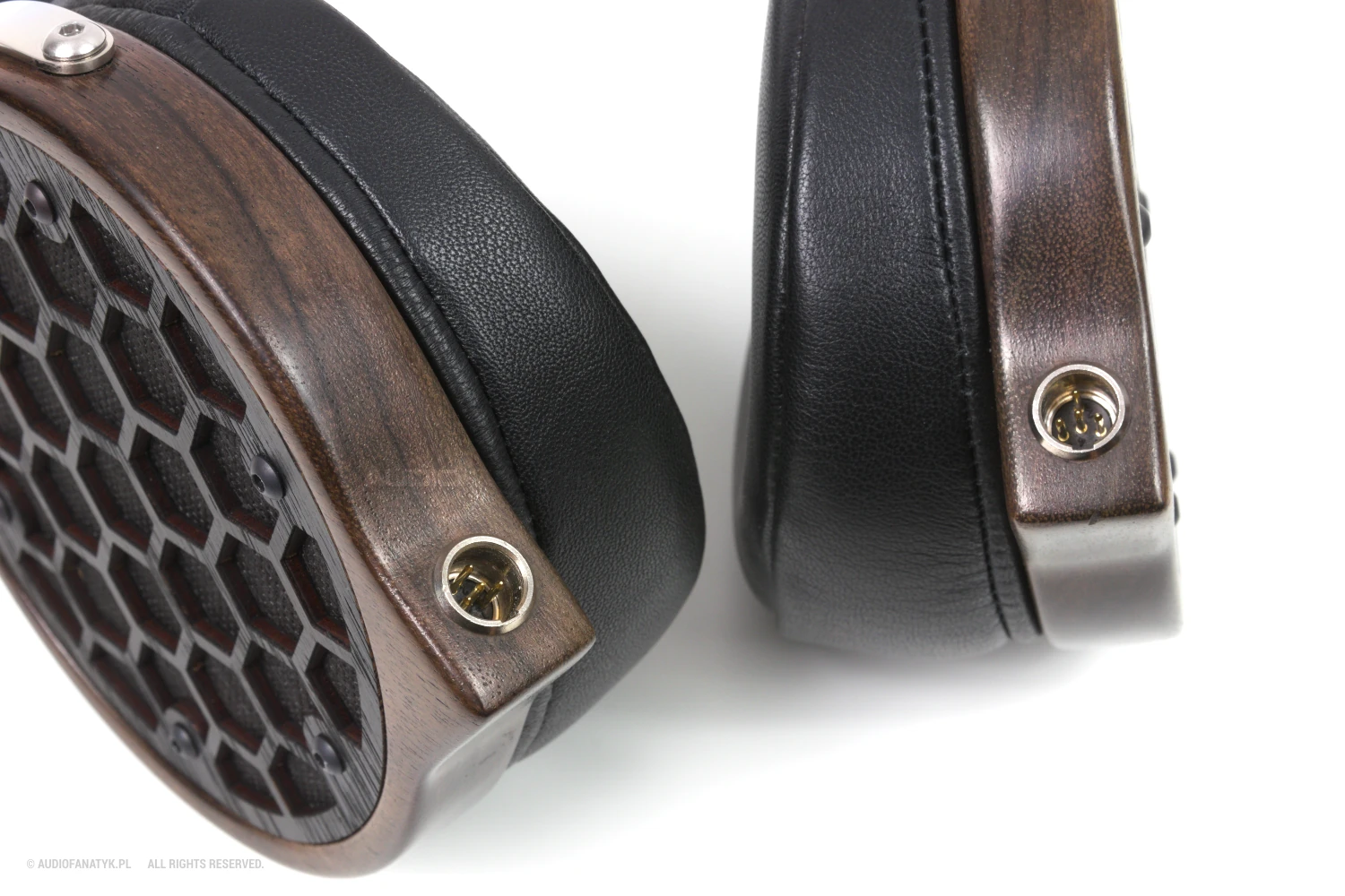 Gniazda słuchawkowe w Sash Tres SE to doskonale znany nam wszystkim standard Audeze/ZMF