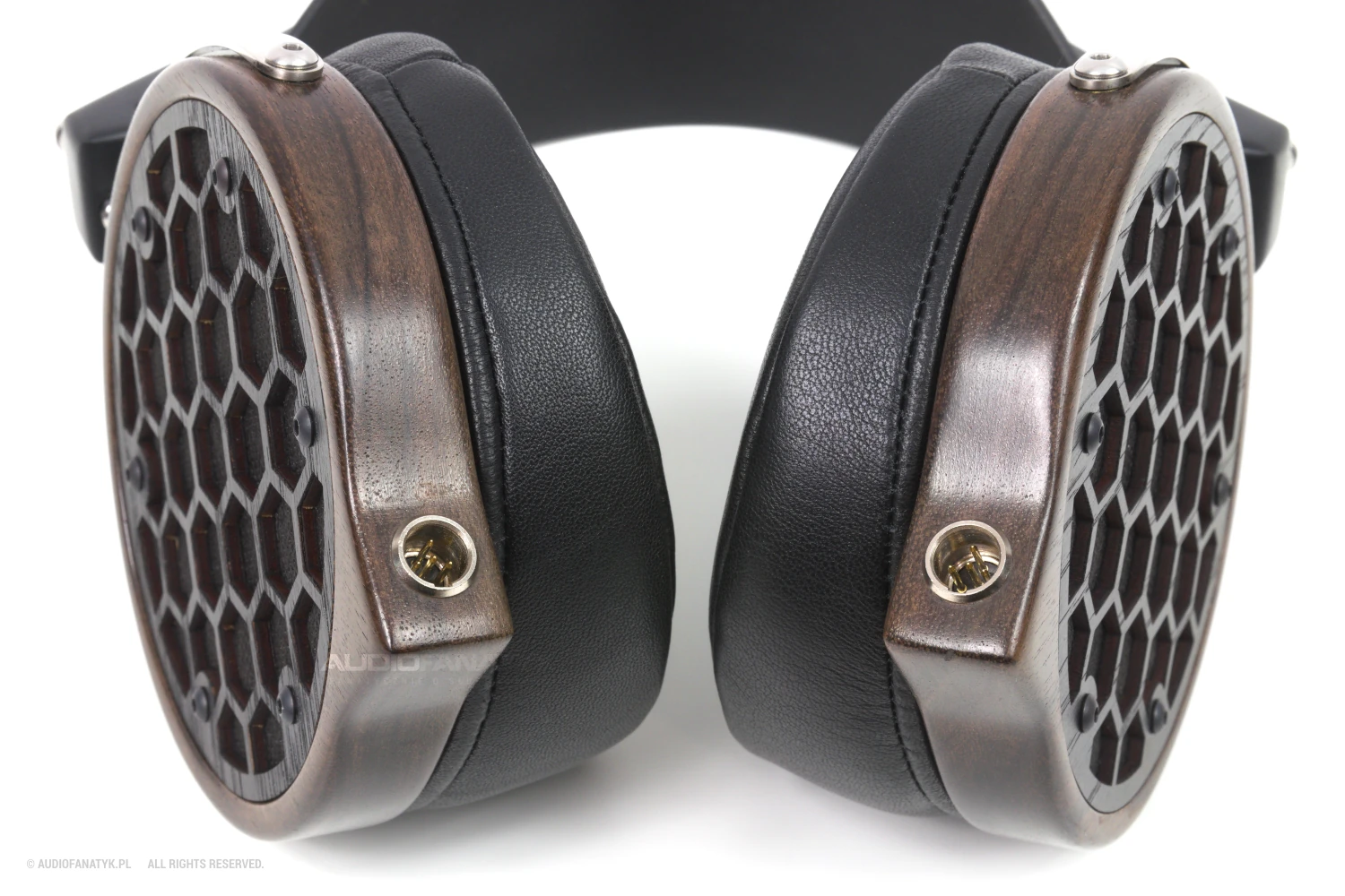 Wykończenie drewniane jest zrobione znacznie lepiej niż w ZMF