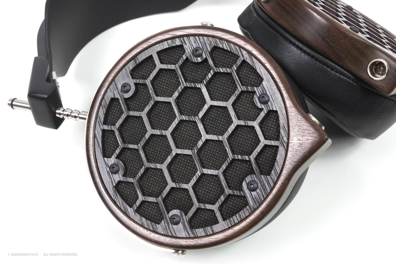 Maskowanie zewnętrzne zrobiono z flizeliny i sklejki.