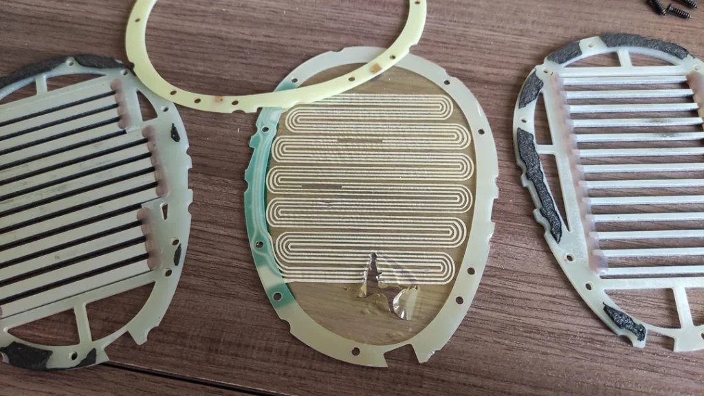 R.I.P my Hifiman Ananda. Decided to die just after the warranty ended. Questionable lifespan for drivers and the build. Here some interesting naked photos.