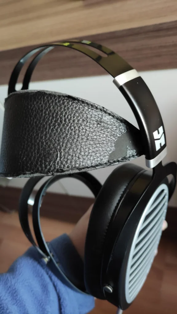 R.I.P my Hifiman Ananda. Decided to die just after the warranty ended. Questionable lifespan for drivers and the build. Here some interesting naked photos.