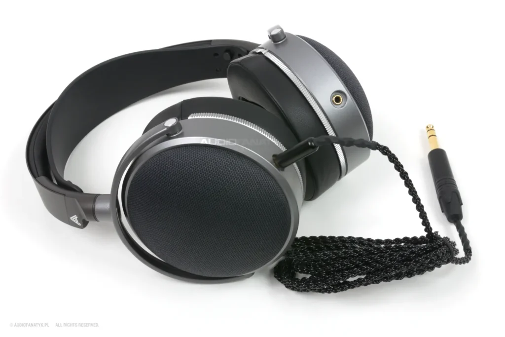 Audeze LCD-S20 z podłączonym kabelkiem.