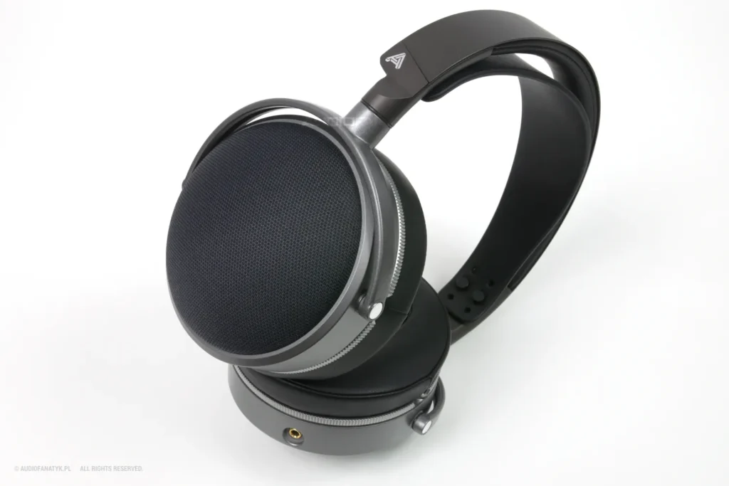 Zamknięte słuchawki Audeze leżące na boku.