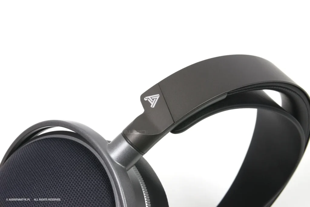 Zbliżenie na logo producenta.