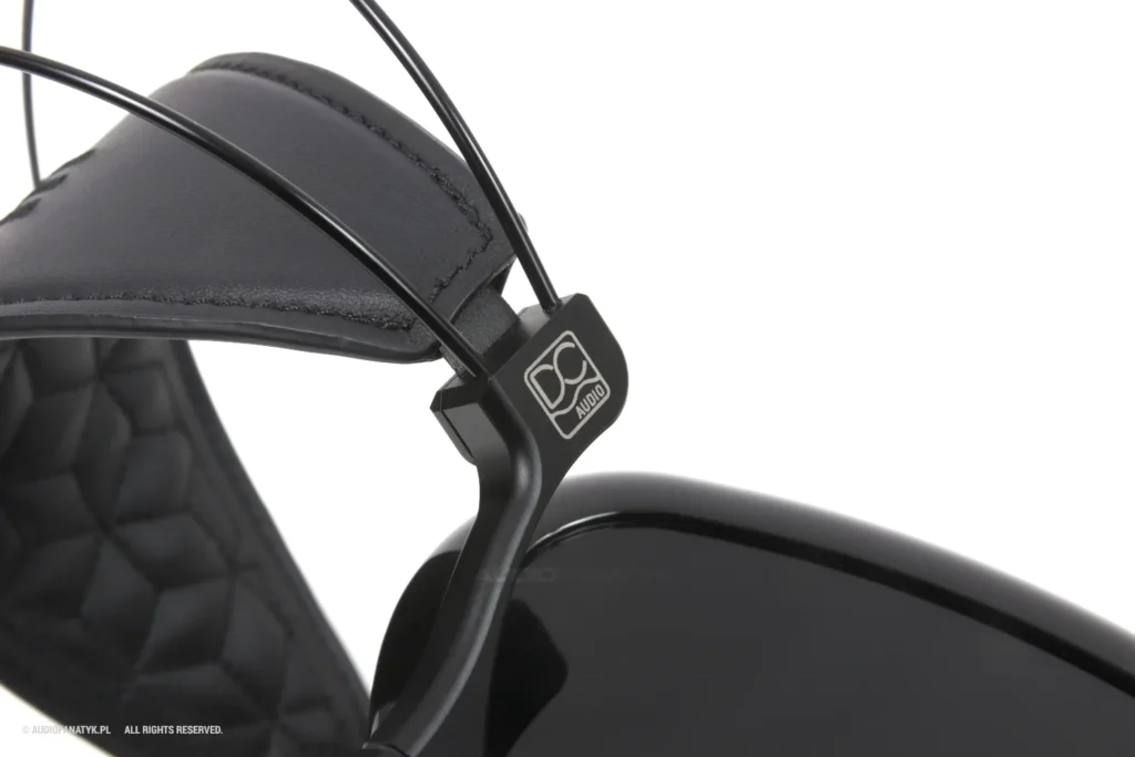 Logo DCA na pałąku