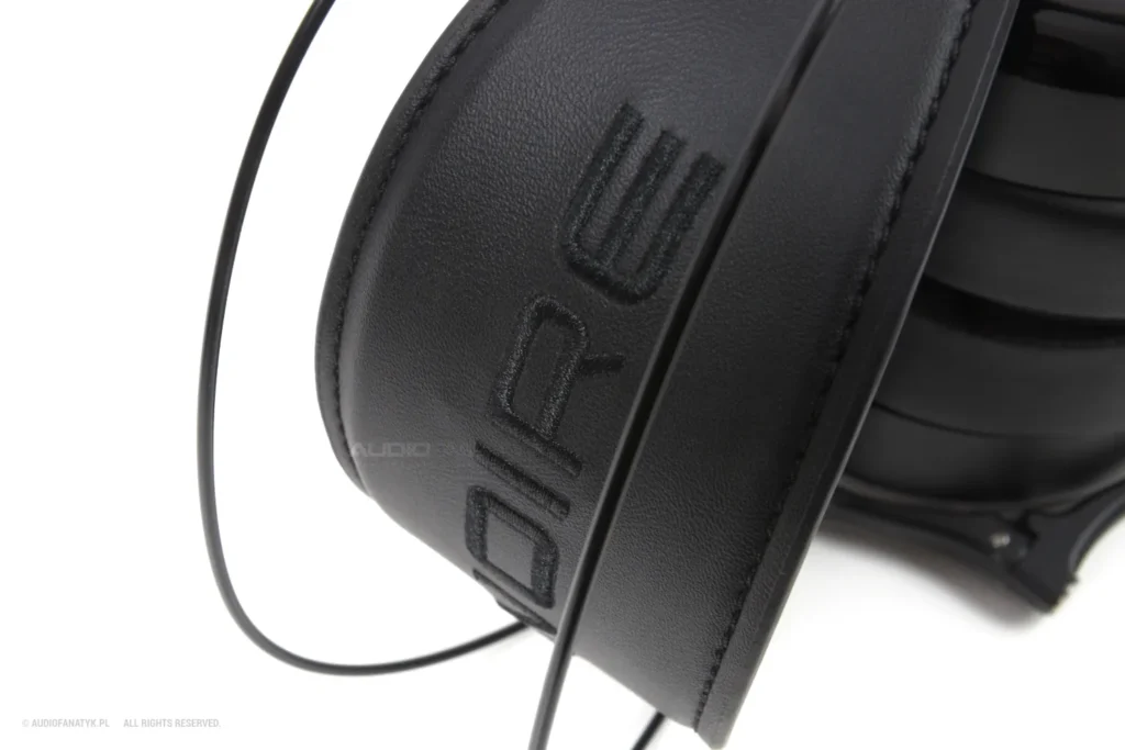 Nazwa modelu na opasce.