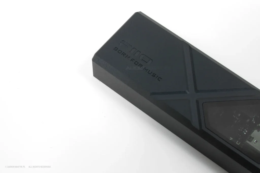 Bardzo precyzyjnie wygrawerowane logo producenta