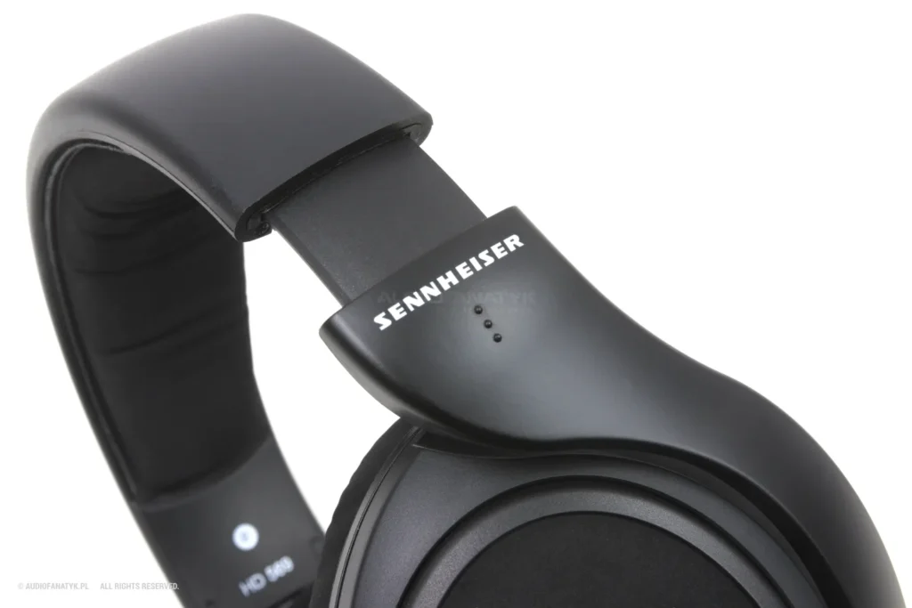 Logo Sennheiser na boku słuchawek