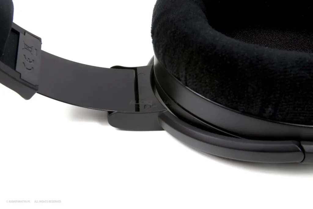 Wnętrze padów i oznaczenie kanałów w Sennheiser HD 660S2