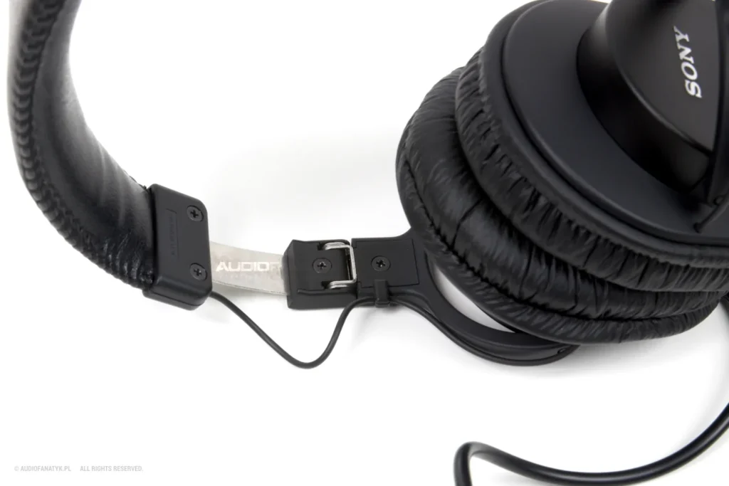 Mechanizm składania w słuchawkach Sony