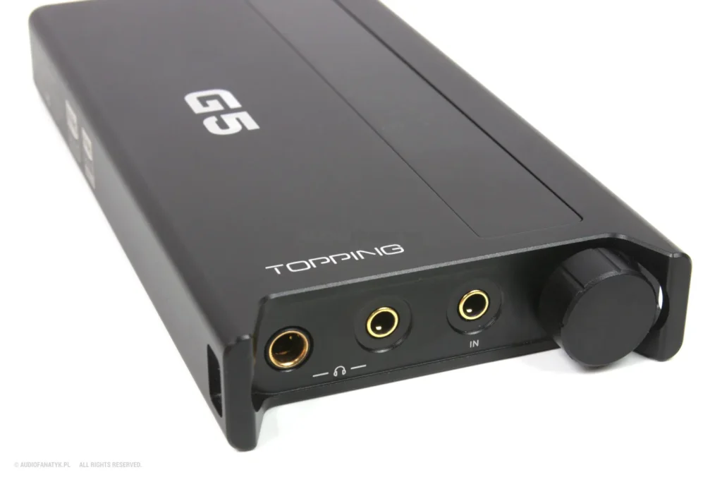 Przedni panel z wyjściami jack i 4.4 mm oraz wejście liniowe.