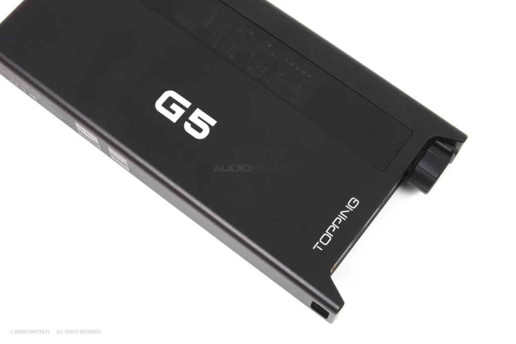 Elektronika widziana przez przydymioną szybkę.