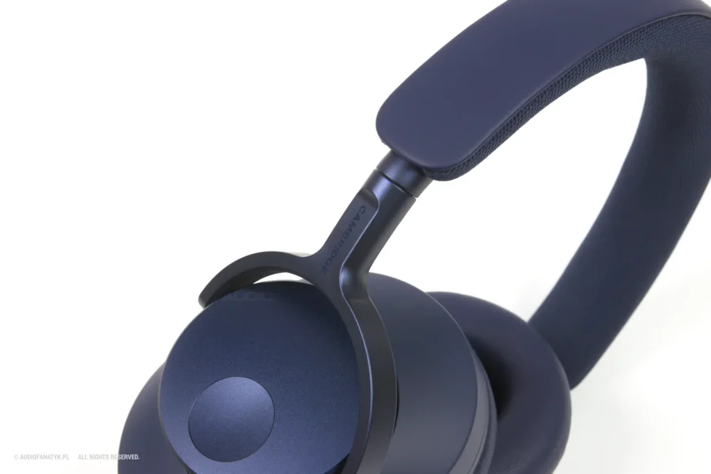 System regulacji jest bardzo podobny jak w słuchawkach Bowers & Wilkins