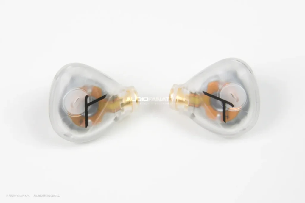 Zbliżenie na korpusy słuchawek dokanałowych Beyerdynamic